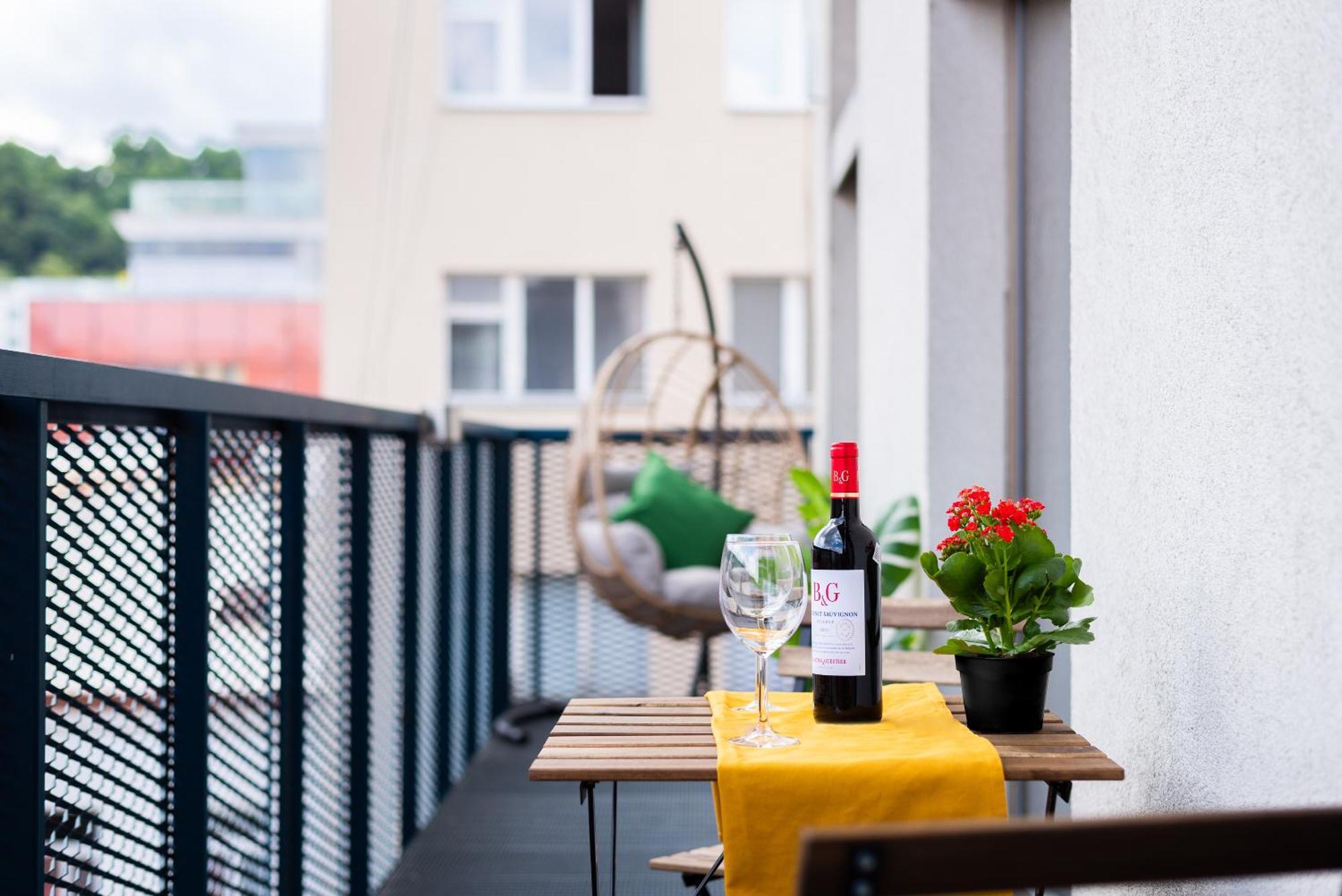 2-Level Apartments On Krizikova Near The Metro Praha Eksteriør bilde