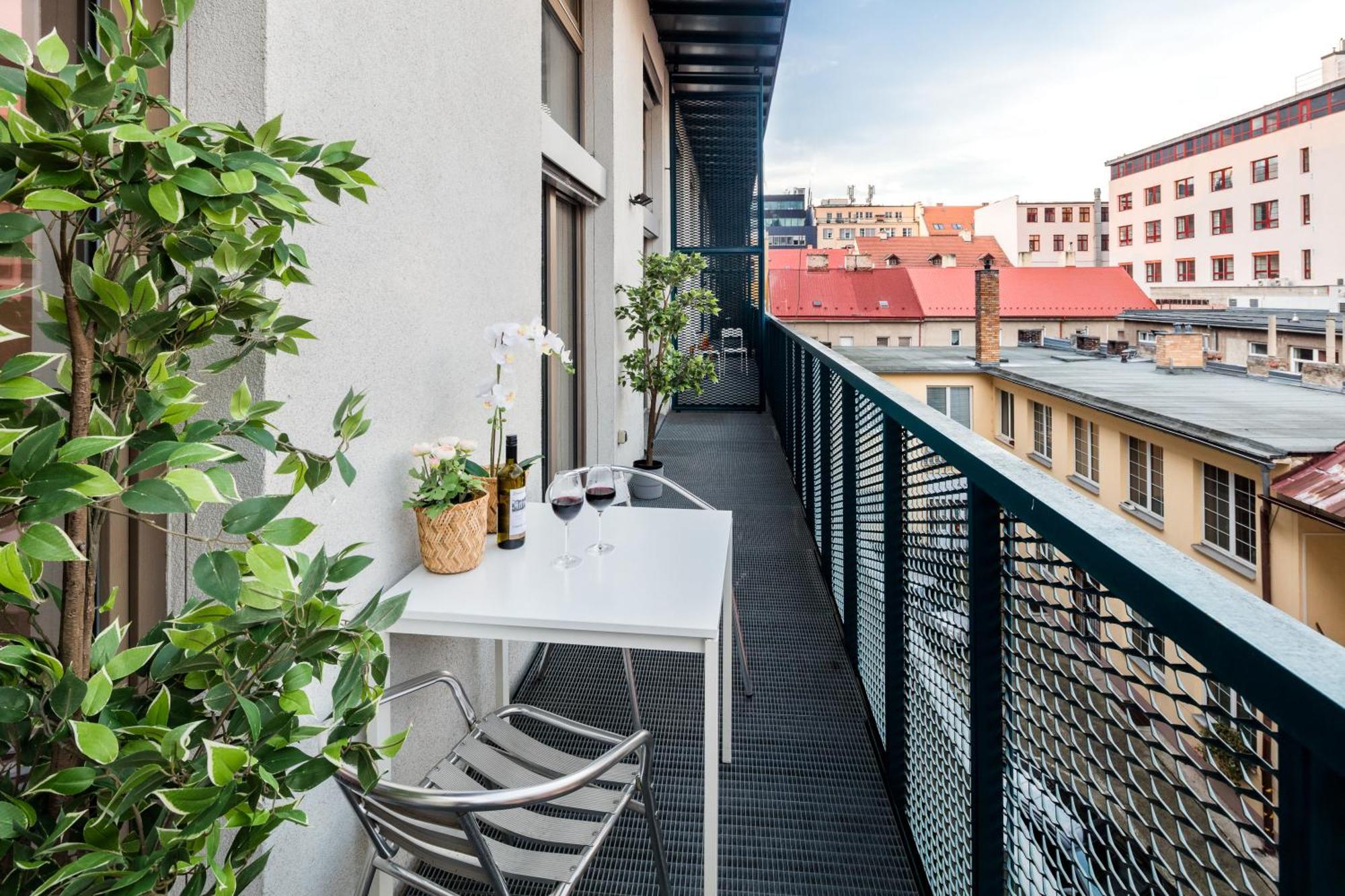 2-Level Apartments On Krizikova Near The Metro Praha Eksteriør bilde